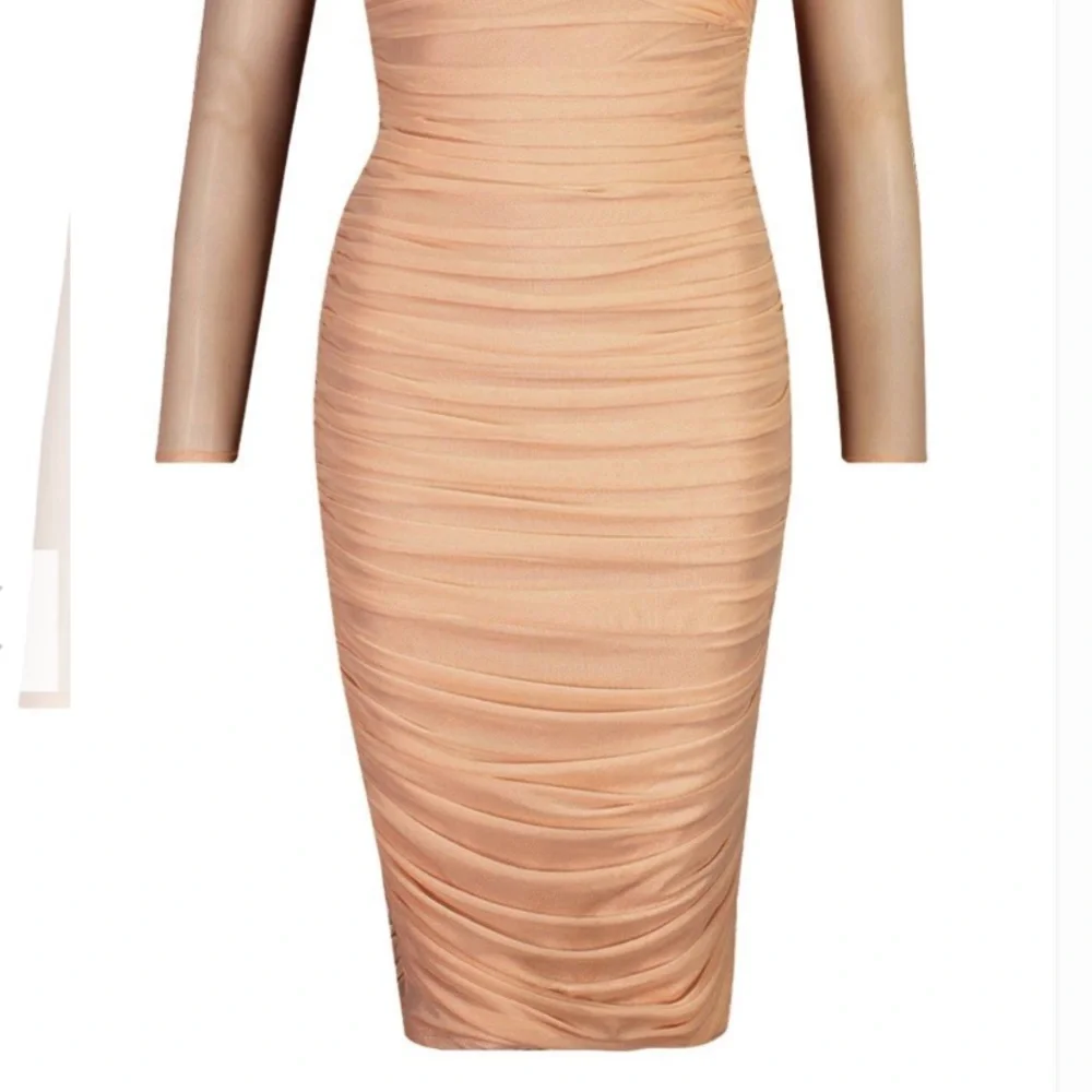 Beautiful Ruched Dress 👗 - Picture 4 of 8